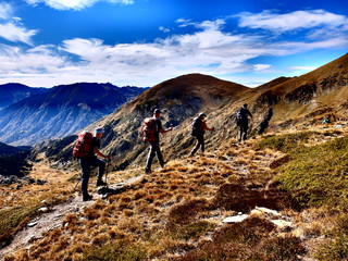 Obraz premium Groupe de randonneurs en file sur la crête de la Montagne 