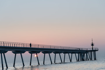 Obraz premium Amanecer , albor en el puente del petróleo (petroli) ,Badalona, Cataluña, España