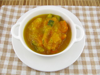 Gemüsesuppe mit Kürbis, Kartoffel, Zucchini und Möhren