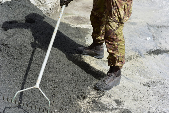 Artificiere dell'esercito in una  operazione di bonifica di un ordigno 