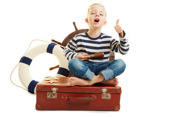 Kind als Matrose auf einem Koffer