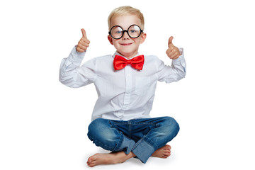 Kind mit Hornbrille hält zwei Daumen hoch