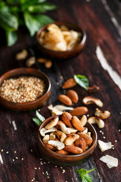 Amandes,Noix de P&eacute;can, graines de S&eacute;same, et Lamelles de Noix de Coco