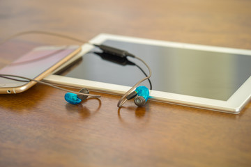 Tablet, smartphone and headphone
