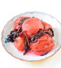 皿に入れた梅干し  pickled plums umeboshi