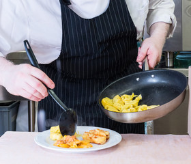 Cuoco mette pasta italiana, nel piatto, fuoco selettivo
