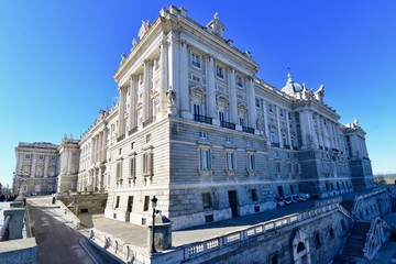Fototapeta na wymiar マドリードの宮殿と教会