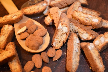 cantucci biscotti  italiani con mandorle su cucchiaio di legno