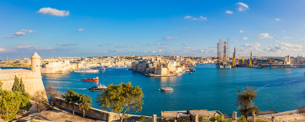 Malta Valletta Grand Harbour / The Three Cities / Panorama, grand harbor xxl cityscape skyline weitwinkel hafen hafenblick birgu festung mittelmeer mood moody blaue see meerblick weitblick katalogfoto - obrazy, fototapety, plakaty