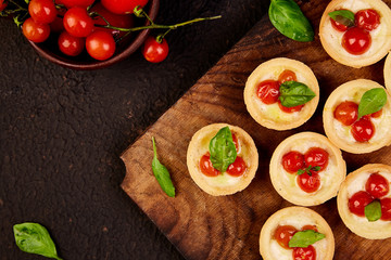 Mini tarts with cherry tomatoes