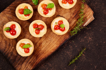 Mini tarts with cherry tomatoes