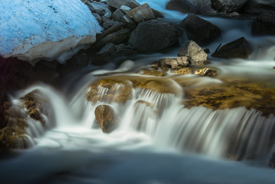 Wasserfall im Sonnenlicht in Langzeitaufnahme