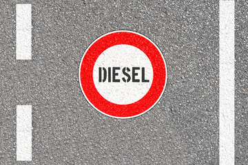 Eine Straße und Schild Verbot der Einfahrt für Diesel