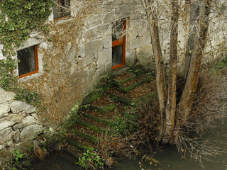 Fototapeta na wymiar house next to a river
