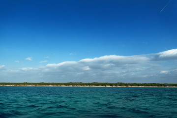 船から見た竹富島