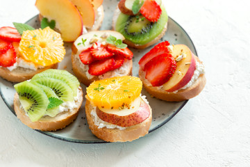 Fruit sandwiches with ricotta cheese