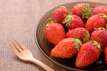 新鮮なイチゴと茶色い背景