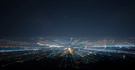 Nachtaufnahme vom Aussichtspunkt. Konzept für futuristischen Weltraumtunnel und digitale Stadt mit Warp-Effekt © Mongkol