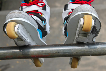 Rollerblades Inlineskates auf Rail Stange Geländer Grind Sliden