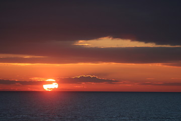 Sonnenuntergang mit Wolken am Meer - Oranger Himmel