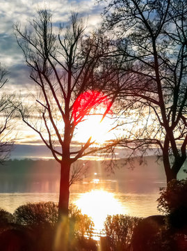 See und Landschaft mit Lichtreflektion