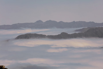 Obraz na płótnie Canvas Berg und Tal im Nebel