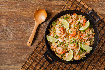Fried rice with shrimp in Thai.