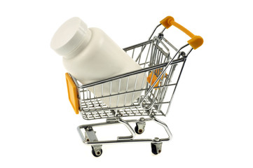 Chariot de supermarché avec un flacon en plastique blanc dedans 
