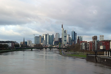 Naklejka na ściany i meble Skyline Bankenviertel Frankfurt / Die Skyline des Bankenviertels in Frankfurt hinter dem Fluss Main.