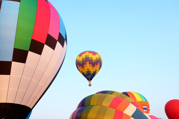 Naklejka premium Colorful hot air balloons over blue sky background. Thailand balloon festival.