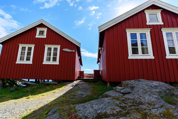 Typisch Nowegische Rorbu Häuser auf den Lofoten - 194280241