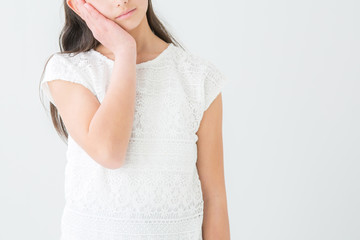 考える女の子