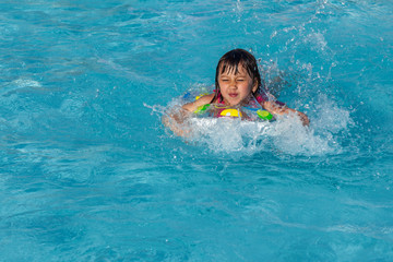 Fototapeta na wymiar little girl in the swimming pool