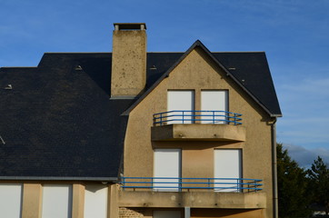 Petit immeuble avec balcons et cheminée, 