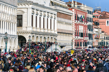 Overvol Venetië tijdens carnaval 2018, Italië