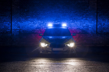 Polizeiauto mit Blaulicht bei Nacht (Deutschland) © jgfoto