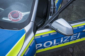 Polizeiauto mit Polizeikelle auf dem Armaturenbrett (Deutschland)