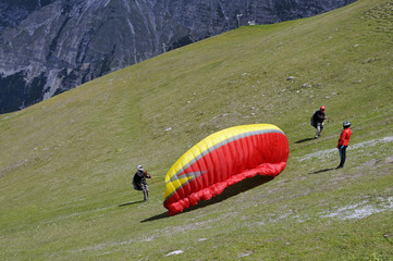 vorbereitung zum gleitschirmflugstart auf der elferwiese über dem stubaital