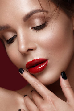 beautiful girl in Hollywood image with classic makeup and red lips. Beauty face. Photo taken in the studio.