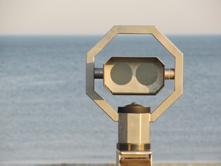 fest installiertes Fernglas am Meer