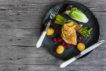 Chicken supreme with asparagus in prosciutto