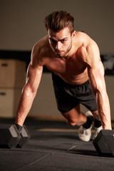 Obraz premium push-ups in fitness club - crossfit