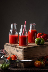pomidory i sok pomidorowy w szkalnych butelkach - obrazy, fototapety, plakaty