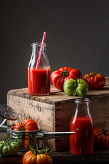 pomidory i sok pomidorowy na drewnie - obrazy, fototapety, plakaty