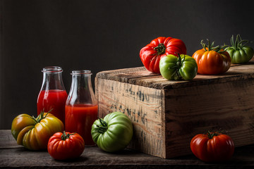 pomidory i sok pomidorowy na skrzynce - obrazy, fototapety, plakaty