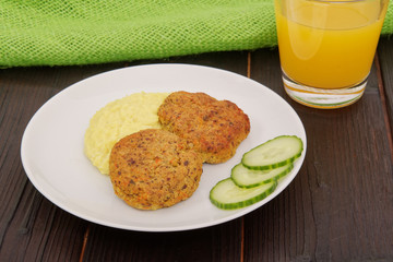 Leguminous burgers and millet mash