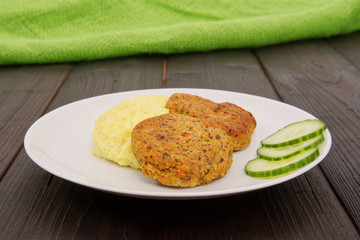 Leguminous burgers and millet mash