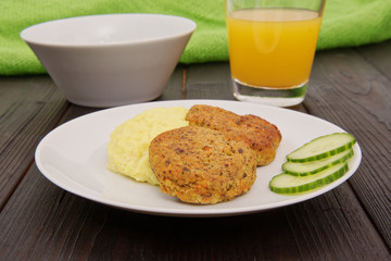 Leguminous burgers and millet mash