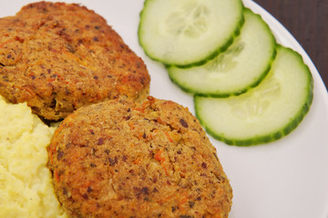 Leguminous burgers and millet mash