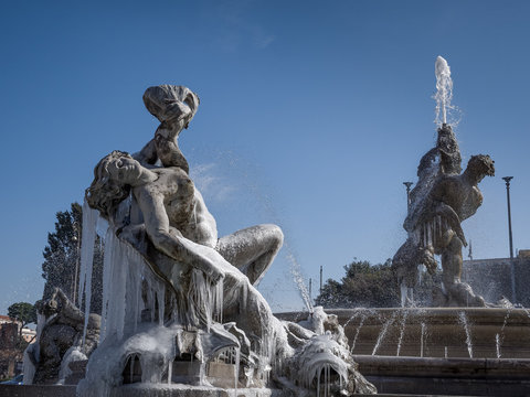 Ghiaccio a Roma - Piazza della Repubblica - Fontana delle Naiadi